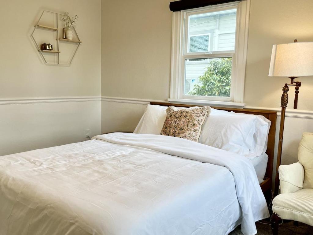 Modern 2 Bedroom Farmhouse Cottage With Hot Tub In Snohomish Exterior photo